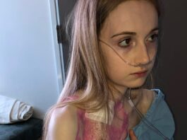 A Sra. Holland foi diagnosticada com ganglionopatia autonômica autoimune aos 18 anos.