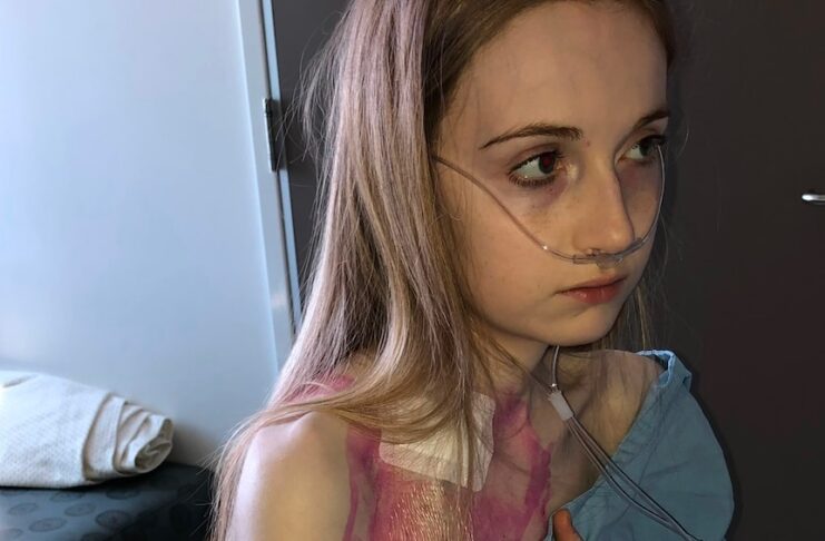 A Sra. Holland foi diagnosticada com ganglionopatia autonômica autoimune aos 18 anos.